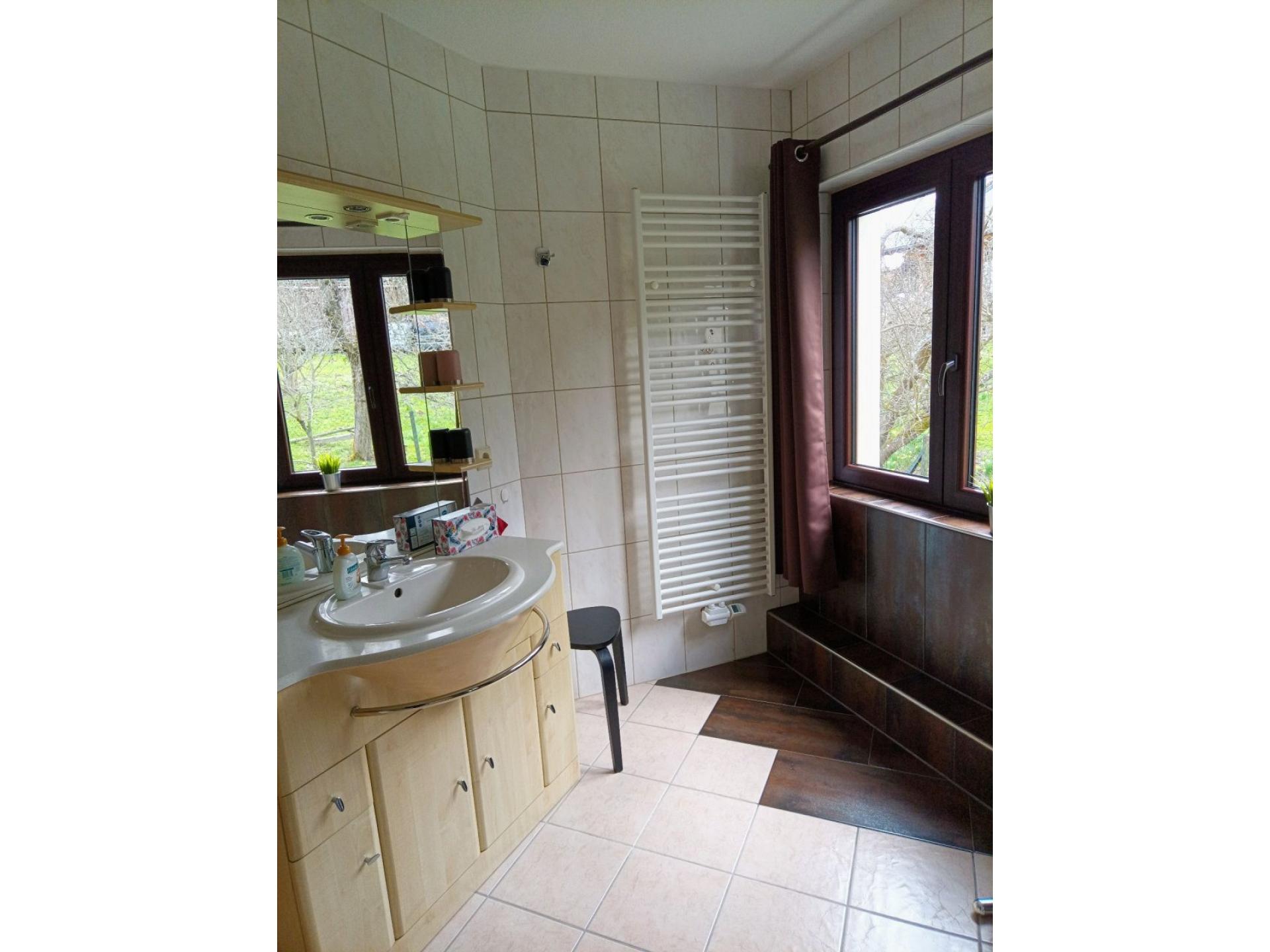 Badezimmer mit Dusche