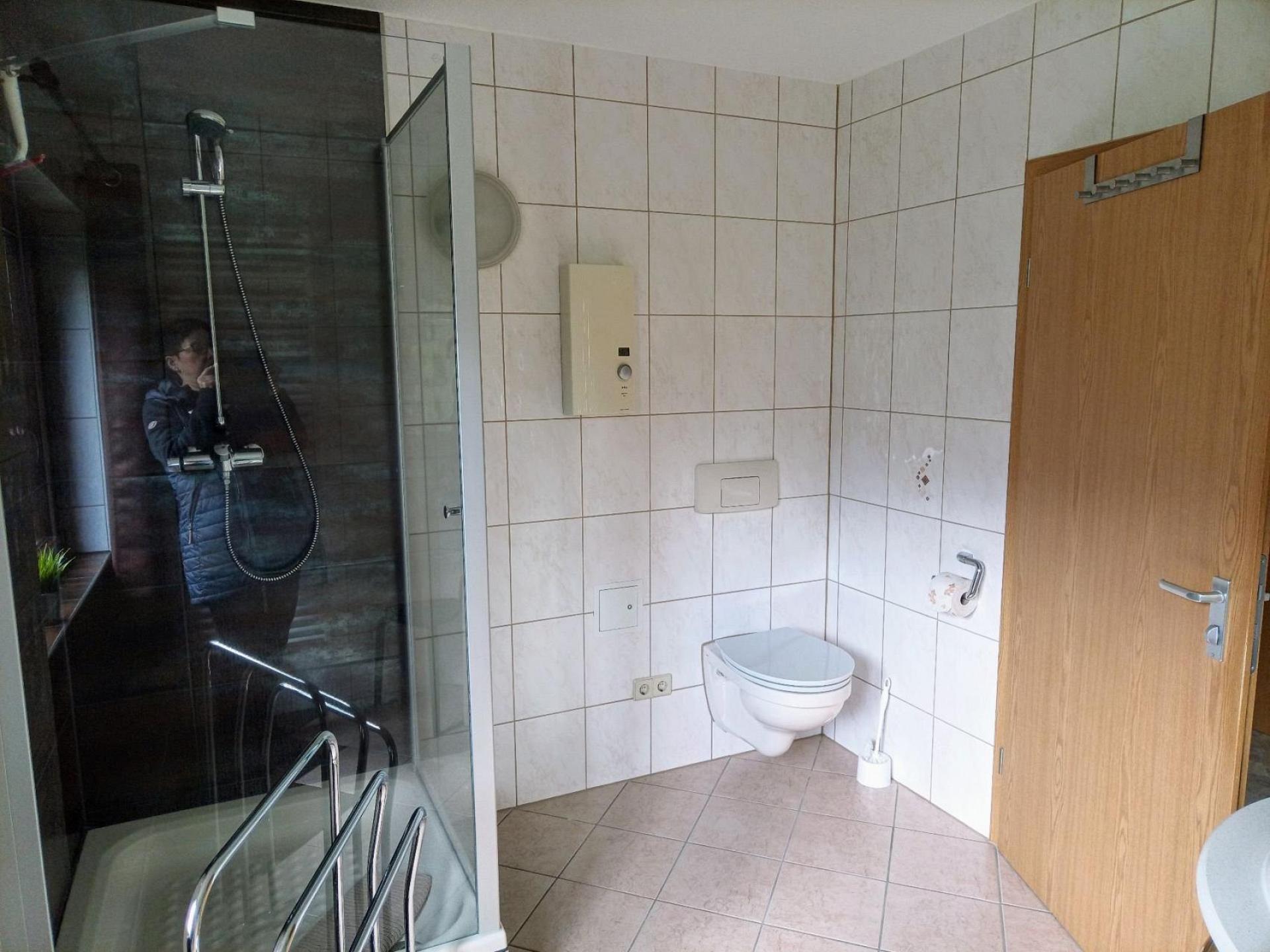 Badezimmer mit Dusche