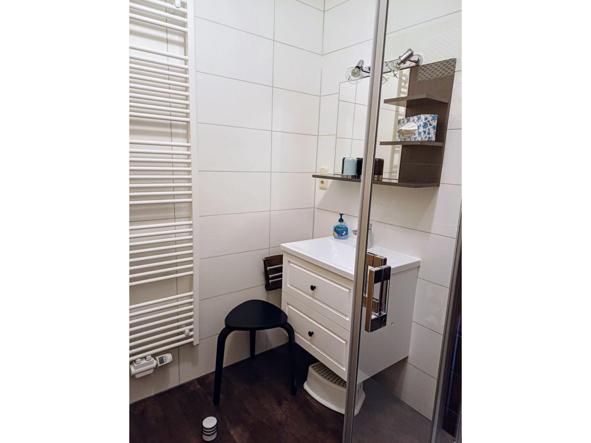 Waschbecken mit Hocker