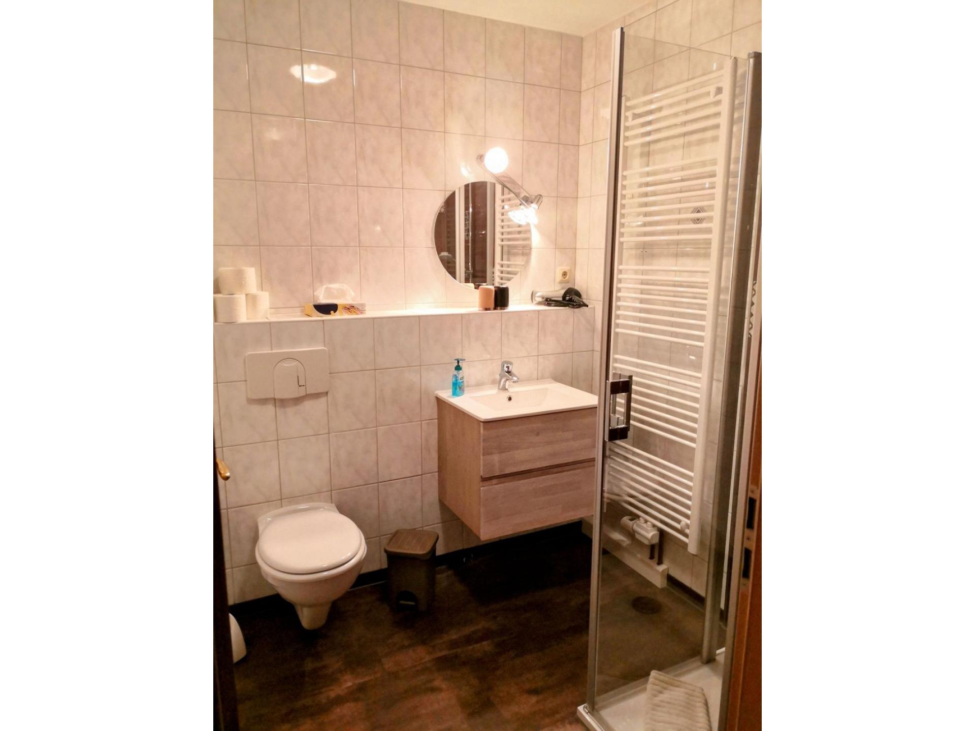 Badezimmer mit Dusche