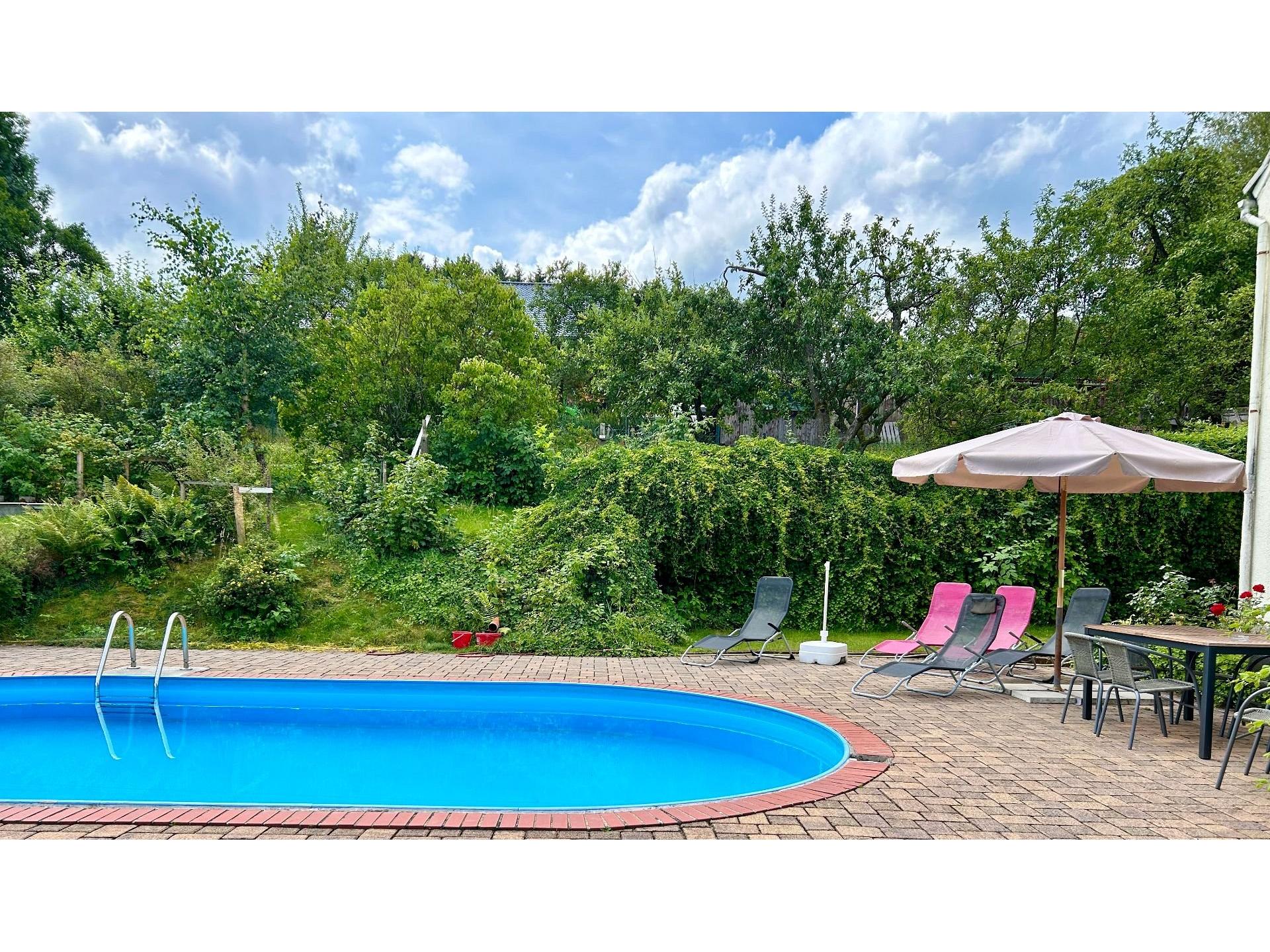 Pool im Hof