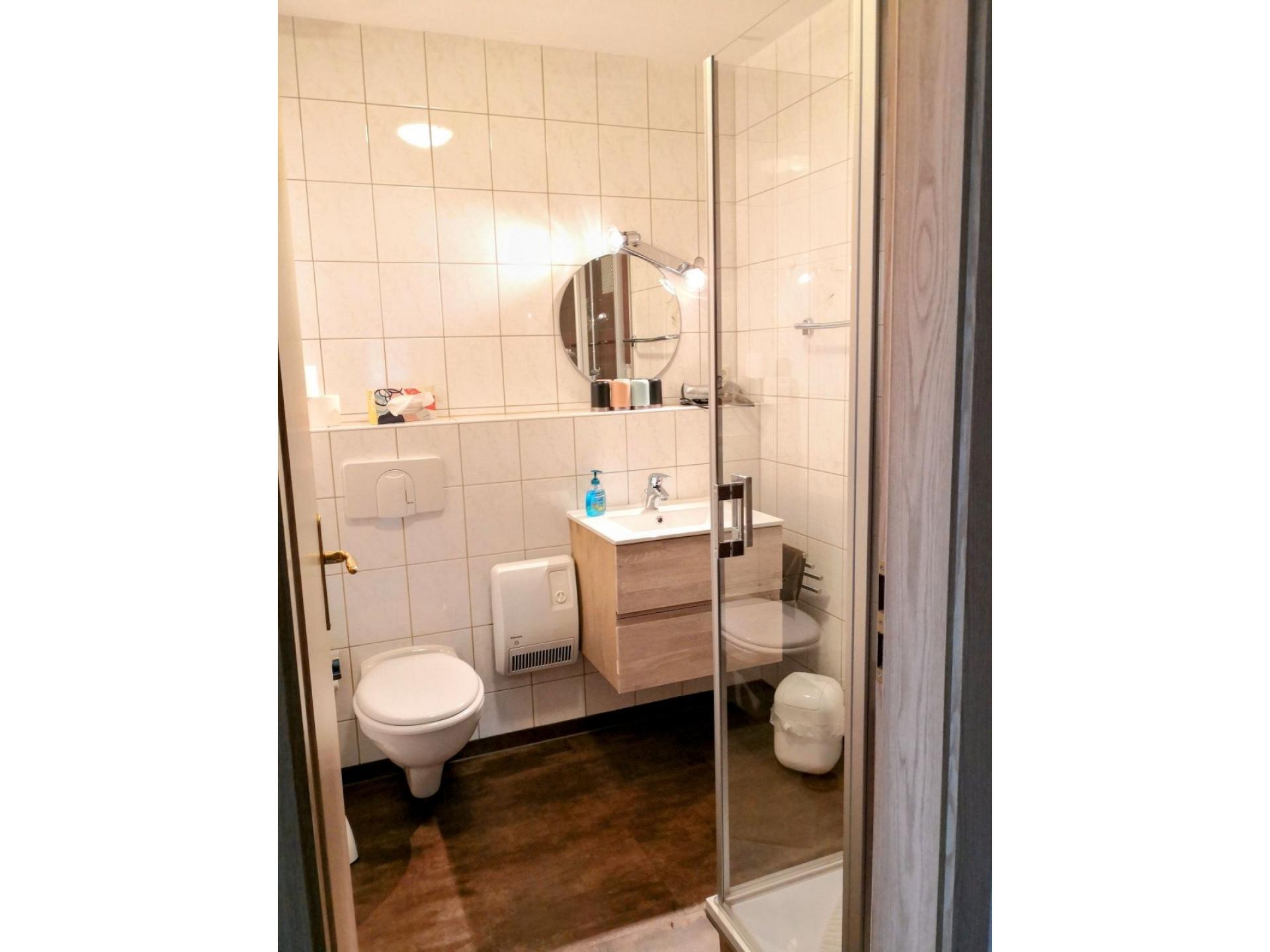 Badezimmer mit Dusche